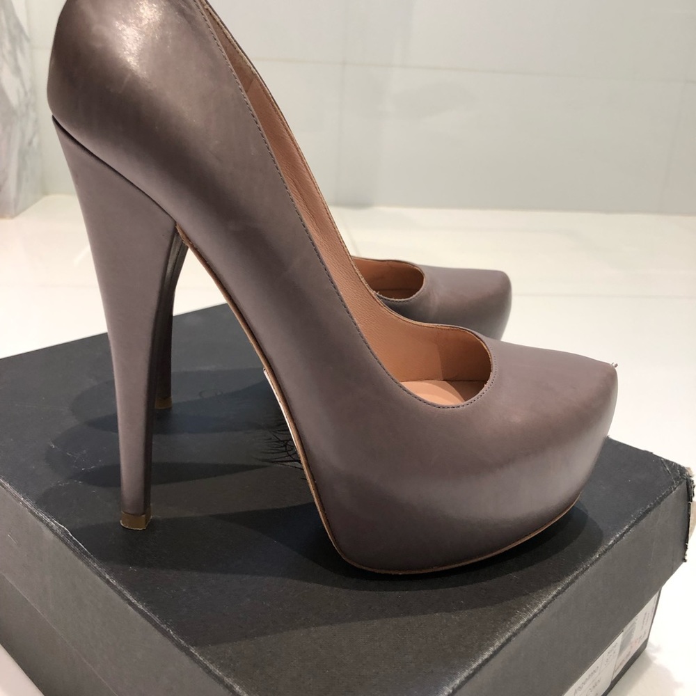 Alejandro ingelmo pumps